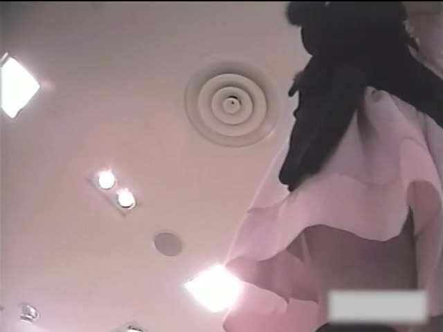 美脚を魅せつけるようなミニスカ履いたショップ店員の足元に隠しカメラを設置して純白パンティ逆さ撮り成功！